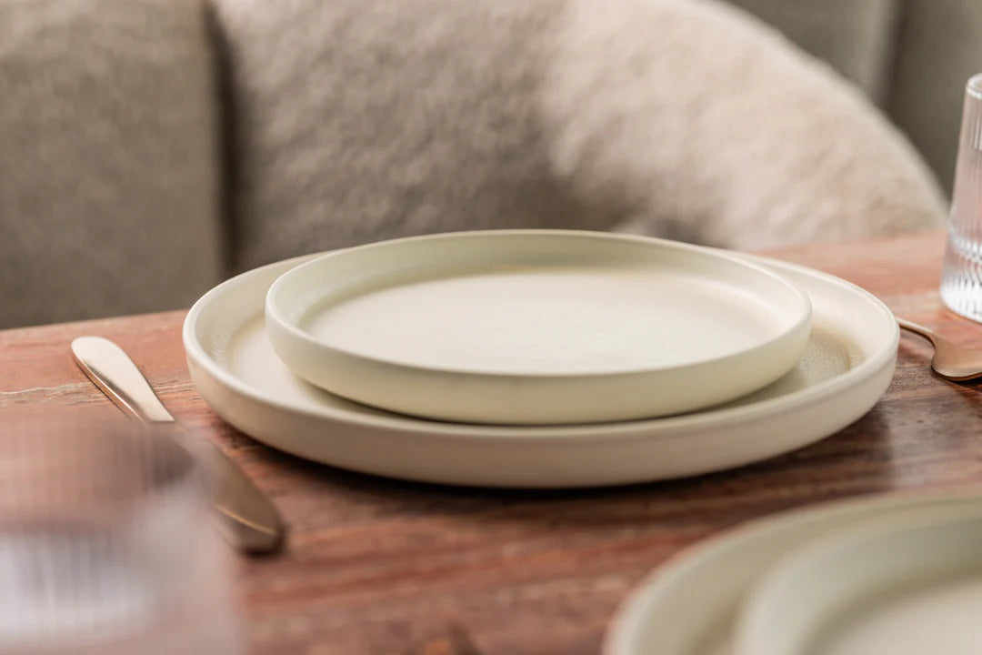 Set van 2 mini borden in Dreamy Ivory van keramiek met matte witte afwerking, ideaal voor snacks en kleine gerechten.