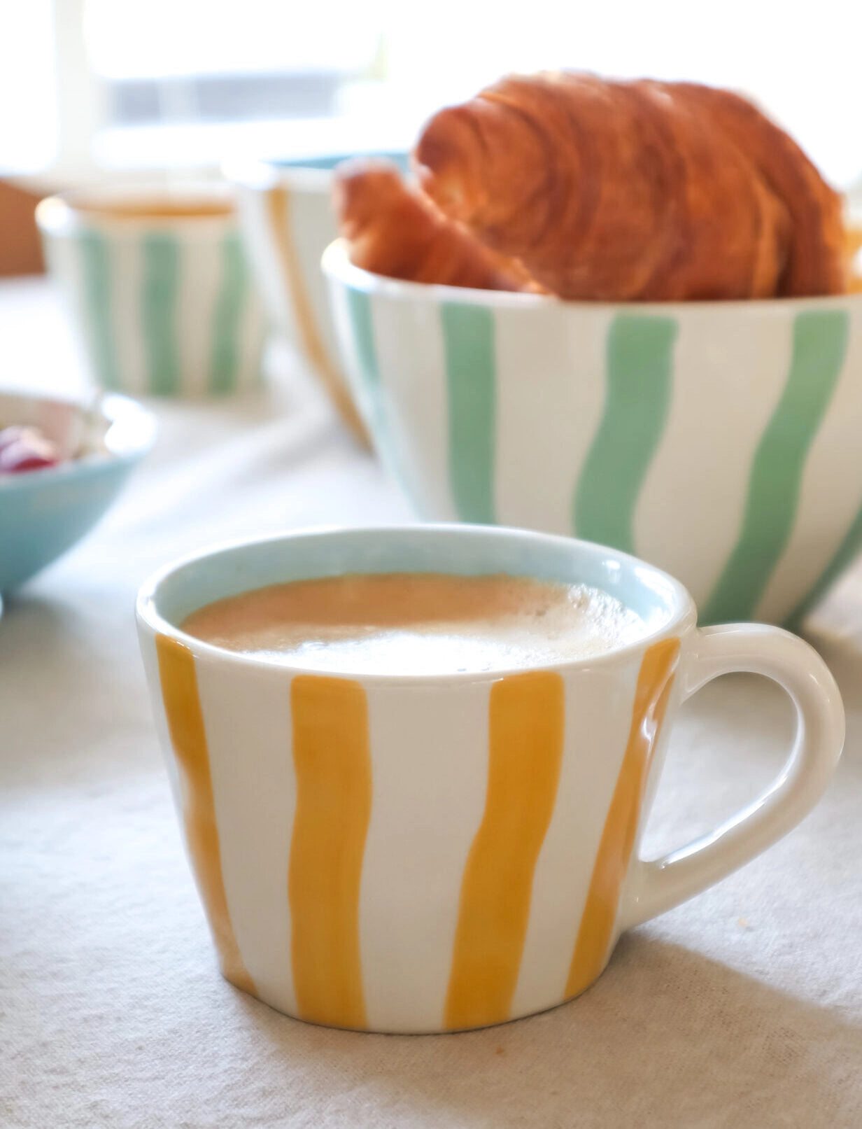 Karemieken koffiekopjes 