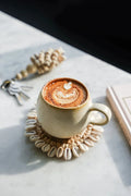 Cascais keramische mok van steengoed met witte glazuur, handgemaakt, minimalistisch en ideaal voor koffie of thee.
