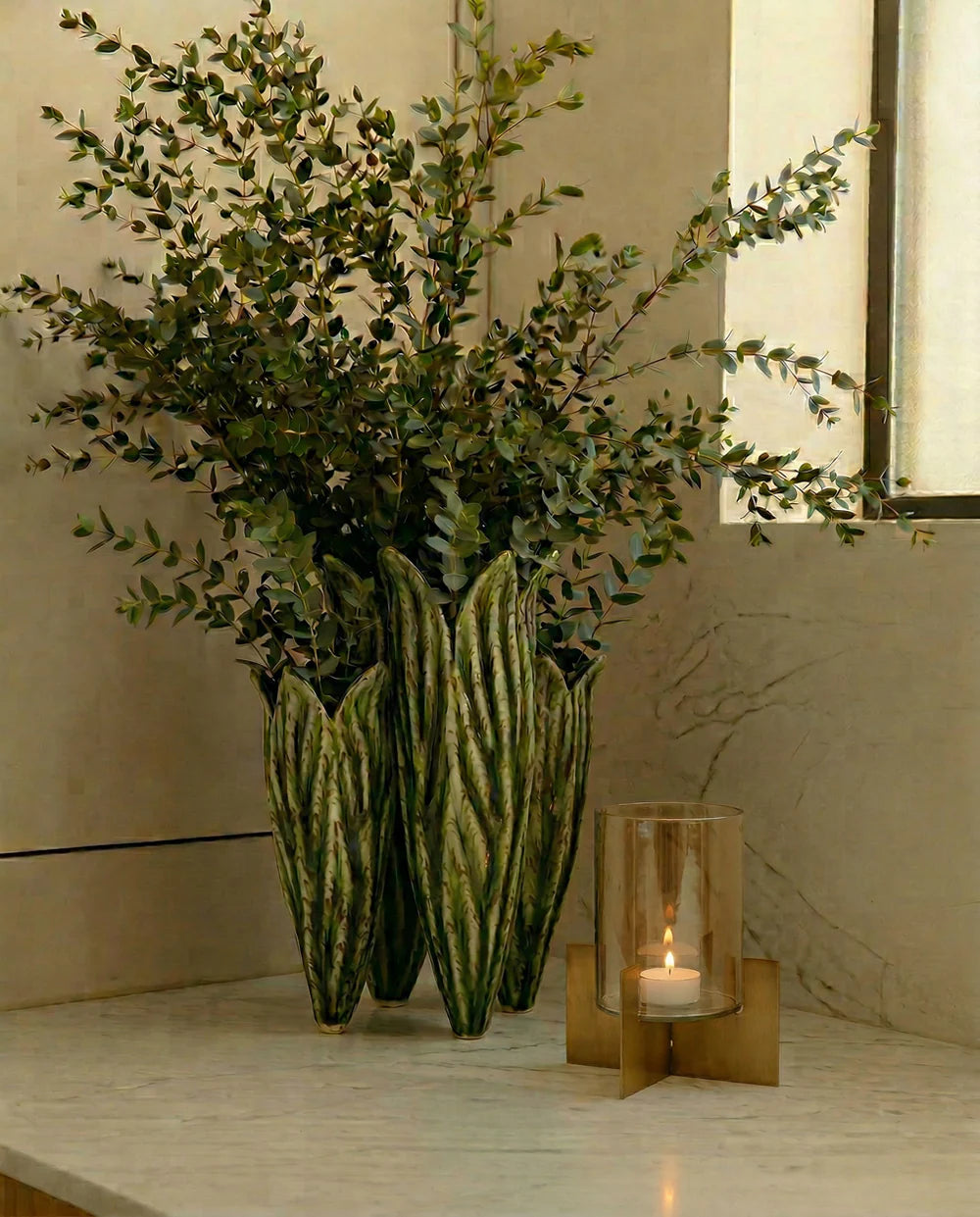 Hoge Hurricane X kaarshouder van glas en metaal, handgemaakt, elegant en robuust, voor sfeervolle en tijdloze verlichting.