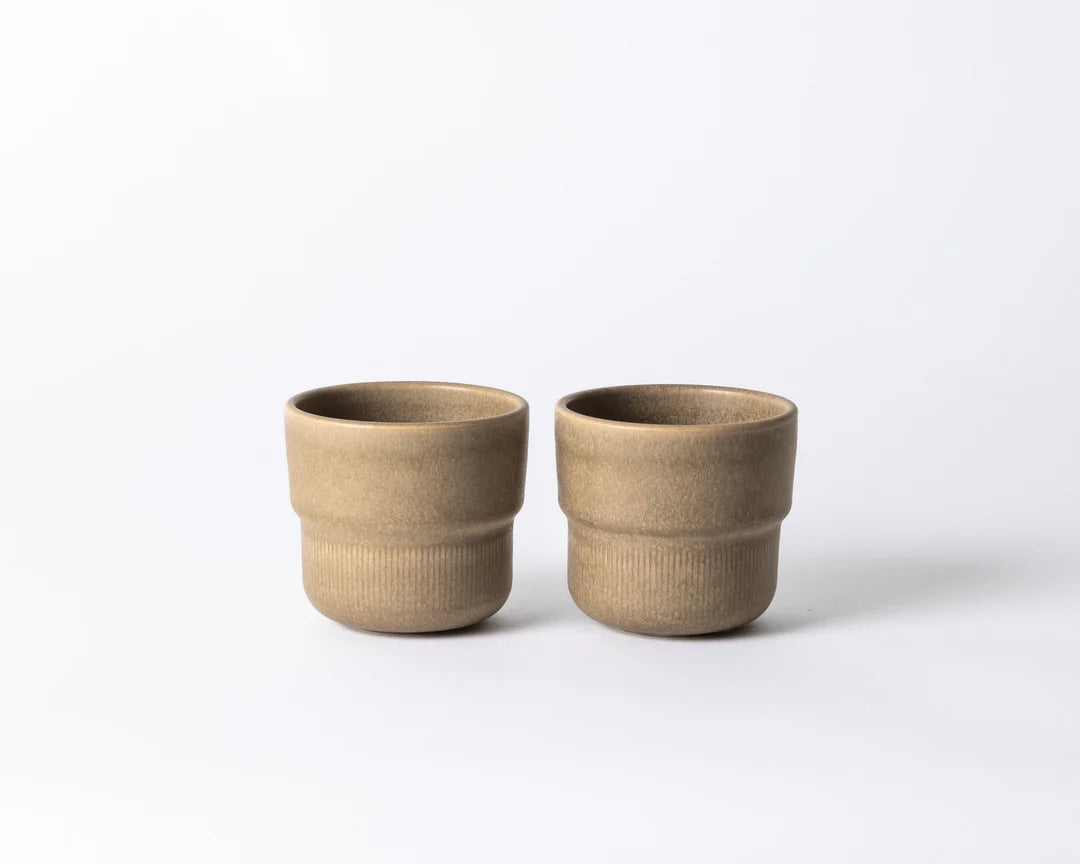 Set van 2 keramische On The Rocks koffiekopjes van Mimo Homeware in een robuuste, moderne stijl, geschikt voor vaatwasser en magnetron.