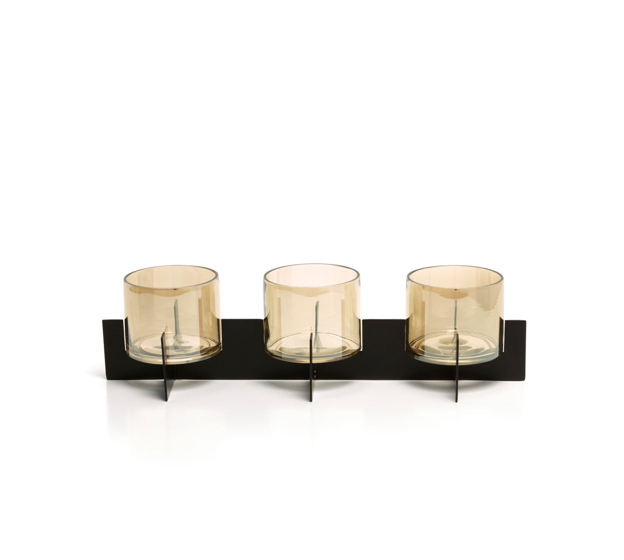 Zwarte Trio Noir kaarshouder met drie armen en glazen kapjes, handgemaakt van messing, voor sfeervolle en elegante verlichting.