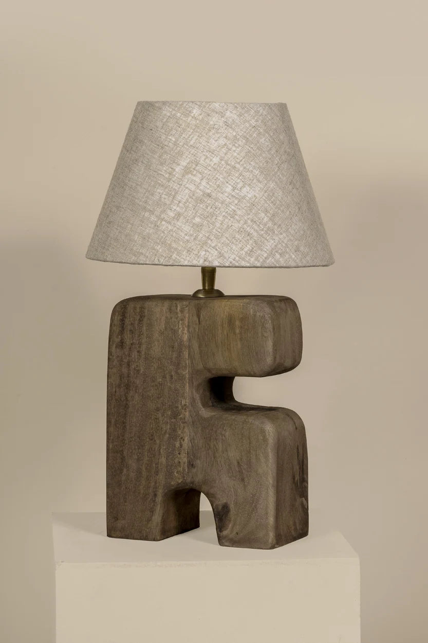 L’Objet tafellamp van bruin hout, handgemaakt, compact en sculpturaal, voor warme en sfeervolle verlichting op nachtkastjes of bijzettafels.