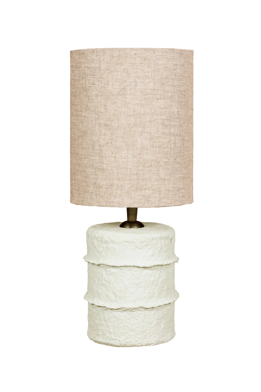 Witte Contour tafellamp, handgemaakt in India, compact en sculpturaal, voor warme en sfeervolle verlichting op tafels of planken.